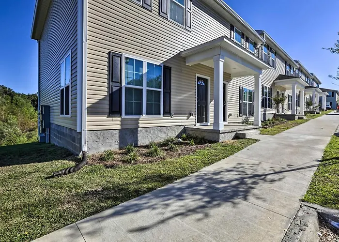 Ideally Located & Elegant Condo W/ Balcony!