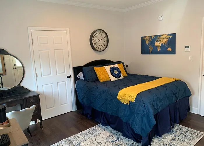 Beautiful Private Suite In Upscale Neighborhood. Down The Road From Nature Park And Restaurants Etc.