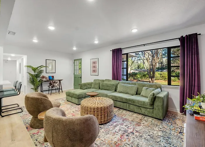 Spacious 4Bd - Central Stay With Backyard & Games