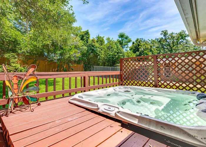 2 Mi To Fsu & Famu: Home W/ Spacious Deck!