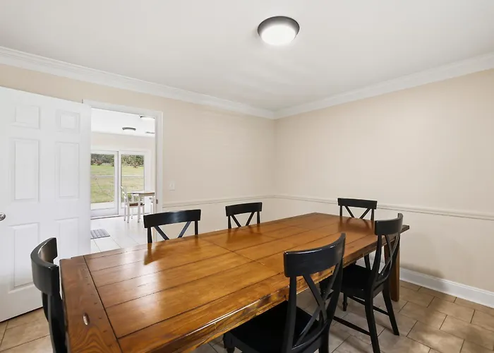 Spacious Killearn Retreat 4BR Prime Location